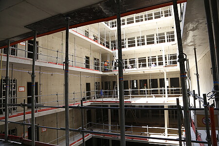 Conformément aux vœux des futurs occupants des lieux, une grande place a été accordée à la lumière, à travers un atrium central éclairé par un puits de lumière.