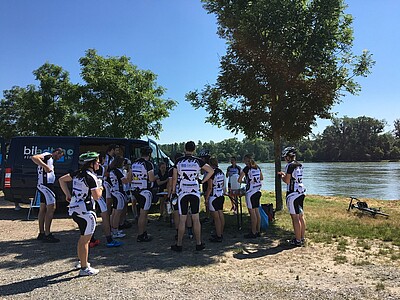 Ravitaillement ombragé au bord du Rhin