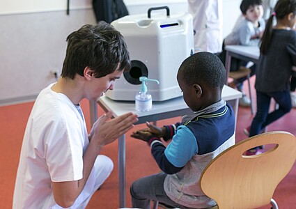 Les règles d’hygiène comme le lavage des mains et le port de la charlotte leur sont expliquées. Photo © Catherine Schröder - Unistra