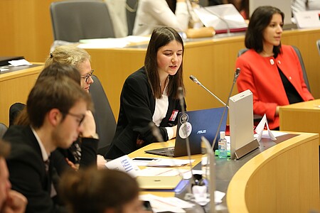 Les débats se déroulent en anglais, en conditions réelles, dans l’amphithéâtre Adrien-Zeller de la Maison de la Région.