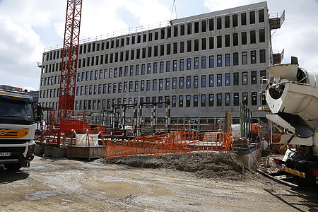 Le rez-de-chaussée et le premier étage du bâtiment seront dédiés à la génétique médicale des Hôpitaux universitaires de Strasbourg, respectivement pour les consultations et les laboratoires de recherche.