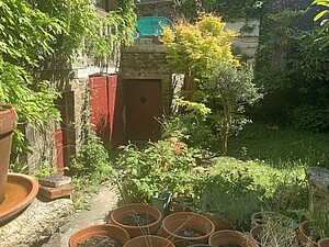 Tom, dont le prénom a été changé à sa demande, a souhaité rester anonyme. Une photo du jardin de ses parents illustre son témoignage.