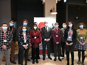 Les neuf étudiants en compagnie du Premier ministre : Frédéric Castro, Grégoire Gall, Léa Santerre (présidente de l’Afges), Alban Koenig, Jade Heinel, Gauthier Rosé, Mohamed Bendris, Mila Rossetti et Justine Bard. Sont aussi présents sur la photo Thomas Heckel (directeur adjoint de la Fondation Unistra) et Régis Bello (président de la Fondation).