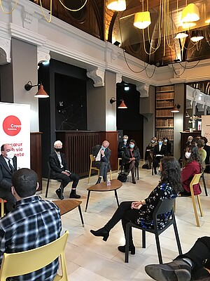 Samedi après-midi, échange entre neuf étudiants strasbourgeois (au premier plan) et le Premier ministre Jean Castex ; Brigitte Klinkert, ministre déléguée à l'Insertion et Michel Deneken, administrateur provisoire de l’Université de Strasbourg.