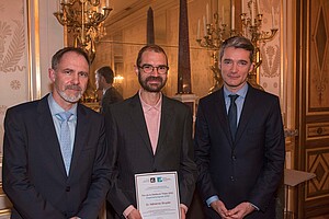 De gauche à droite : Olivier Mentz, Président de l'UFA, Néhémie Strupler, lauréat du prix de la meilleure thèse, Philippe Gréciano, Vice-président de l'UFA. Photo : M. Schilder/UFA