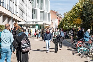 Étudiants sur le campus de l'Esplanade. Crédit photo : Catherine Schröder