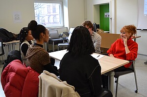 L'atelier entretien : les étudiants conseillent les lycéens pour bien réussir un oral - Photo Anaïs JAEG - Ipag